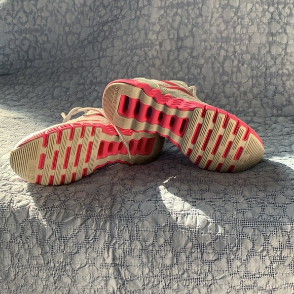 Woman’s Reebok Vibe-tech Zig Running Shoes - Picture 5 of 6